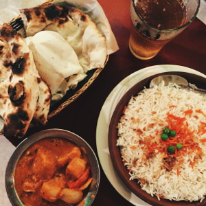 Teller mit indischem Essen