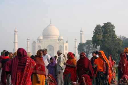 Menschen vor dem Taj Mahal